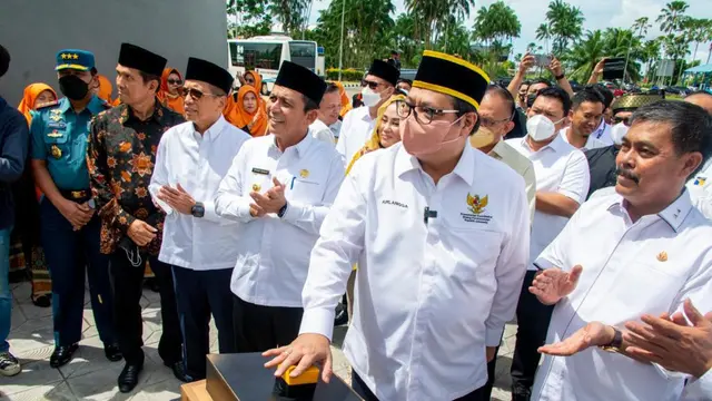 Menteri Koordinator Bidang Perekonomian Airlangga Hartarto menyaksikan Serah Terima Operasional Bandara Internasional Hang Nadim Batam dari Kepala BP Batam ke PT BIB, Jumat (24/6/2022). ( Sumber ekon.go.id )