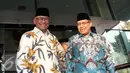 Ketua Umum PBNU, Said Aqil Siradj (kanan) disambut Plt Ketua KPK, Taufiequrachman Ruki saat menghadiri acara buka puasa bersama di Gedung KPK, Jakarta, Kamis (9/7/2015). Presiden dan Wapres ikut hadir dalam acara tersebut. (Liputan6.com/Helmi Afandi)