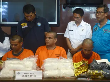 Petugas BNN menunjukkan tiga tersangka berserta barang bukti sabu seberat 20 Kg saat rilis di Kantor BNN, Jakarta, Kamis (26/4). Sabu tersebut diselundupkan dari Malaysia ke Dumai. (Merdeka.com/Imam Buhori)