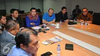 Sejumlah anggota Komite Eksekutif (Exco) PSSI mengadakan rapat di kantor PSSI di Jakarta, Senin (3/8/2015). Rapat membahas perkembangan terkini tentang sepak bola Indonesia dan penetapan pelaksanaan kompetisi. (Liputan6.com/Helmi Fithriansyah) 