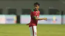 Pemain Timnas Indonesia U-23, Muhammad Arfan saat melawan Suriah U-23 pada laga persahabatan di Stadion Wibawa Mukti, Bekasi, Rabu (16/11/2017). Indonesia kalah 2-3. (Bola.com/NIcklas Hanoatubun)