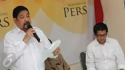 Ketua SETARA Institute, Hendardi (kiri) membacakan petisi bersama tokoh dan masyarakat sipil untuk perdamaian di Jakarta, Selasa (1/11). Seruan berisi ajakan menjaga Pemilihan Kepala Daerah (Pilkada) berlangsung damai. (Liputan6.com/Helmi Fithriansyah)
