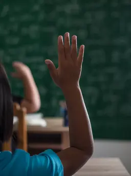 Peran orangtua sangat penting saat rasa takut salah ataupun malu muncul pada diri anak. Yuk, simak kebiasaan ini agar anak menjadi berani bertanya di kelas. [Dok/freepik.com/jcomp]