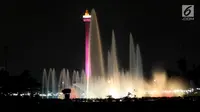 Air mancur yang dihiasi lampu saat di resmikan oleh Gubernur DKI Jakarta Djarot Saiful Hidayat di kawasan Monumen Nasional (Monas), Jakarta, Sabtu malam (12/8). (Liputan6.com/Johan Tallo)