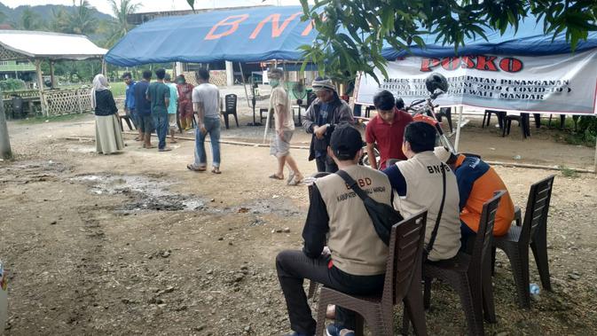 Tim Gugus Tugas Percepatan Penanganan Covid-19 Sulbar yang sementara melakukan pemeriksaan kesehatan dan pendataan warga yang masuk melalui Kabupaten Polman