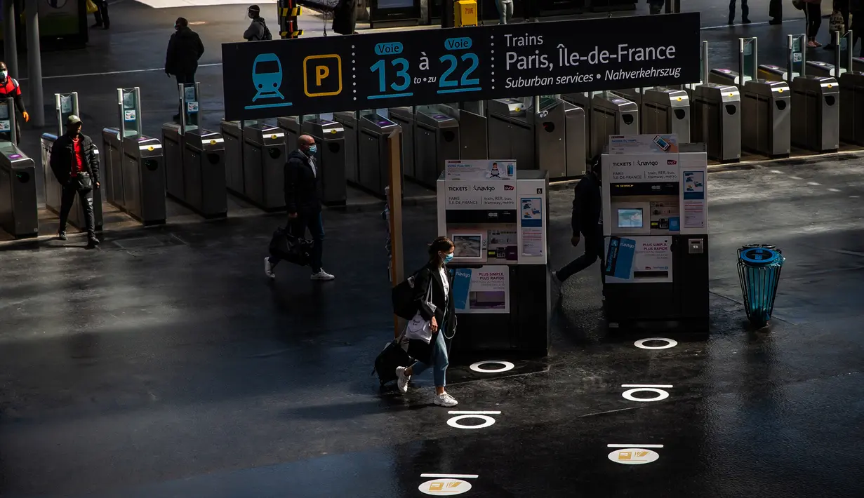Sejumlah penanda jaga jarak sosial (social distancing) terlihat di lantai Stasiun Kereta Gare du Nord, Paris, Prancis, Kamis (7/5/2020). Stasiun Kereta Gare du Nord menerapkan penanda jaga jarak sosial untuk mempersiapkan kedatangan penumpang dalam jumlah besar. (Xinhua/Aurelien Morissard)