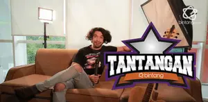 Lihat keseruan Reza Rahadian bermain games tebak lagu bersama tim redaksi bintang.com.