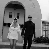 Melihat potret selebrasi Kourtney Kardashian saat melegalkan pernikahannya dengan Travis Baker (instagram/kourtneykardash)