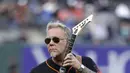 Aksi James Hetfield saat membawakan lagu kebangsaan Amerika Serikat sebelum laga MLB antara San Francisco Giants melawan Chicago Cubs di San Francisco, (7/8/2017). San Francisco kalah 3-5 dari Cubs. (AP/Marcio Jose Sanchez)