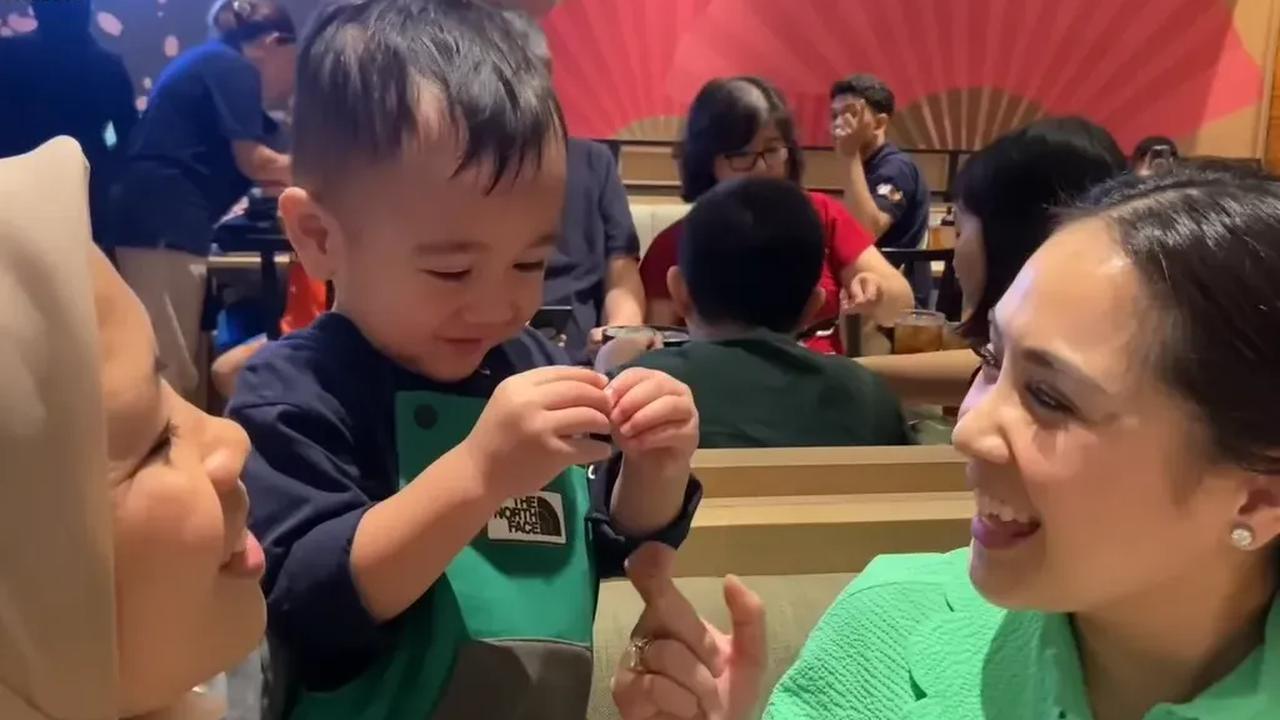 Salah satu yang membuat Nagita Slavina gemas yakni saat Rayyanza bilang 'I Love You' memakai simbol tangan. Awalnya, Nagita meminta dicium dipipi kepada Rayyanza.
