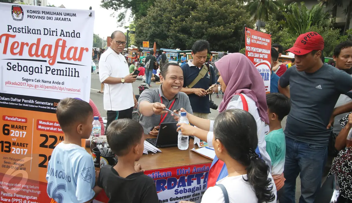 Petugas KPUD DKI Jakarta melayani warga yang mendaftarkan diri di Pos Penyempurnaan Data dan Daftar Pemilih saat pelaksanaan HBKB di Jakarta, Minggu (12/3). (Liputan6.com/Immanuel Antonius)