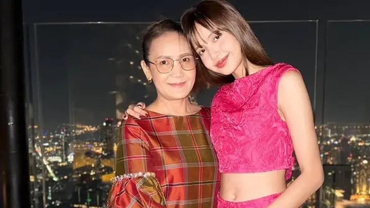 Intip Harga Outfit Lisa Blackpink yang Serba Merah Muda saat Rayakan Tahun Baru 2025 Bareng Keluarga di Thailand