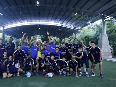 Official dan Pemain T-Team foto bersama di Lapangan Futsal Extreme Park di Ipoh, Perak, Malaysia, Jumat (29/1/2016). (Bola.com/Nicklas Hanoatubun)