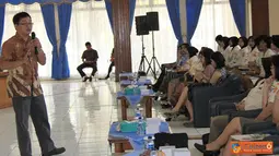 Citizen6, Jakarta: Dr. Adi Widodo sebagai pembicara dalam Seminar Edukatif yang diselenggarakan oleh Dewan Pengurus KORPRI TNI, bertempat di Gedung Soeharmoko Harbani, Mabes TNI AU Cilangkap, Jakarta, Rabu (10/10). (Pengirim: Badarudin Bakri).