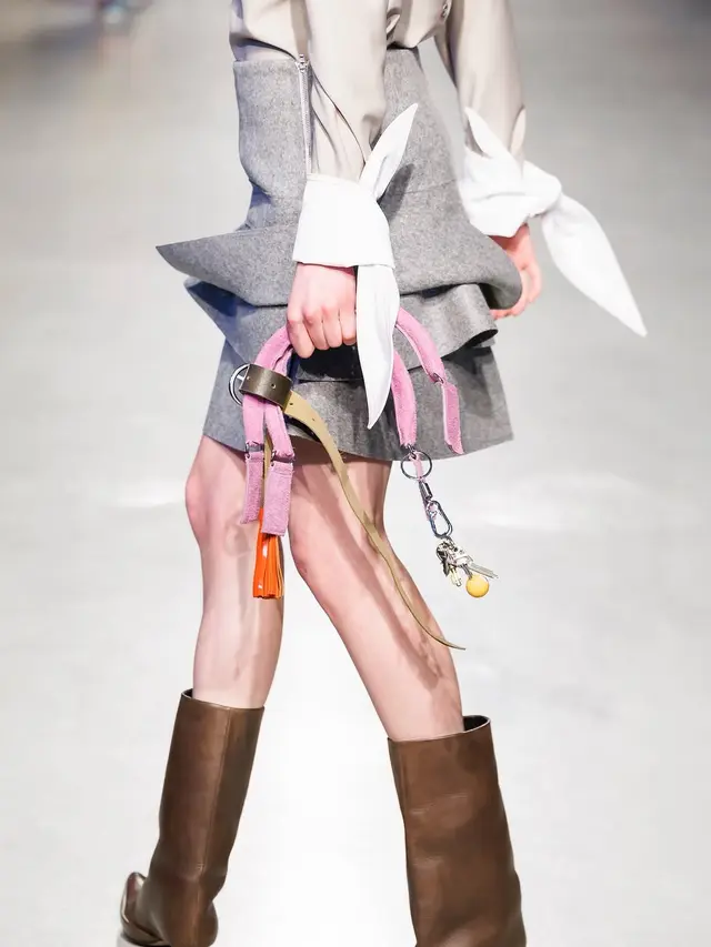 Tren Tas No Budget di Paris Fashion Week 2025, Hanya Tampilkan Pegangan Tas