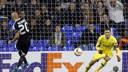 Pemain FK Qarabag, Richard Almeida, mencetak gol melalui penalti ke gawang Tottenham Hotspur di laga Grup J Liga Europa di Stadion White Hart Lane, London, Inggris, Jumat (18/9/2015) dini hari WIB. (AFP Photo/Ian Kington)