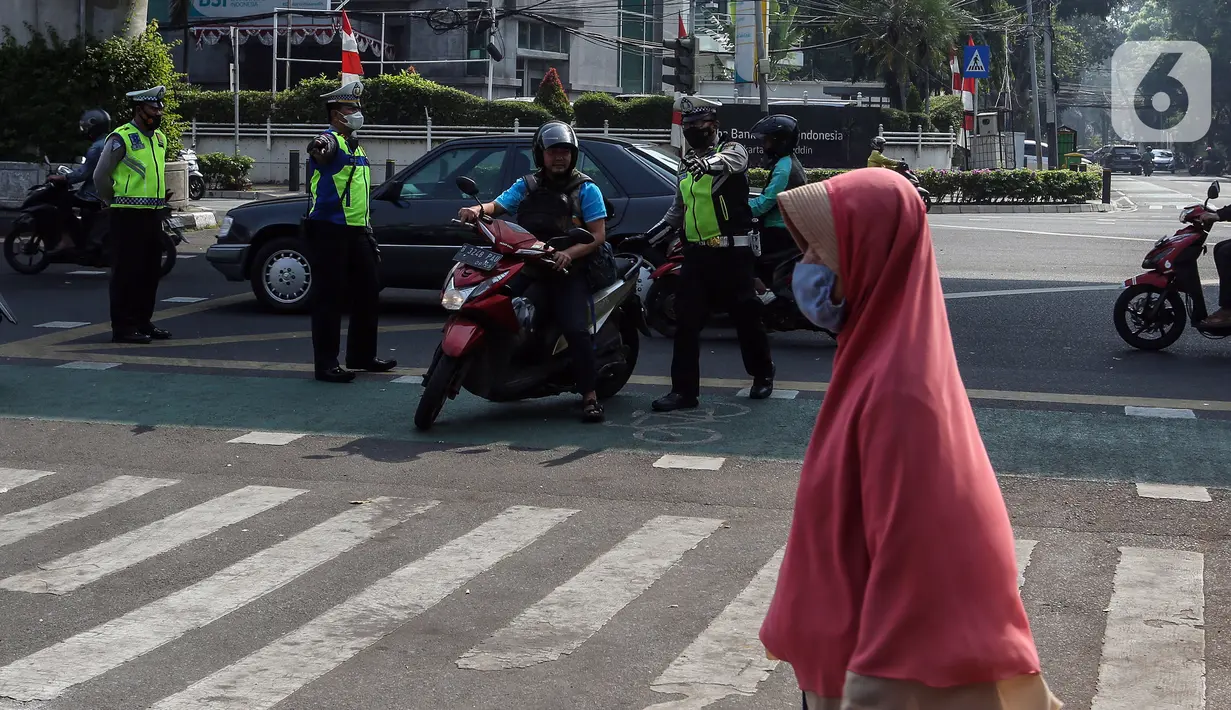 Uji coba tilang uji emisi mulai dilakukan serentak pada pagi hari, namun belum akan dilakukan tindakan penilangan. Pengguna kendaraan, bakal diberikan sosialisasi. (Liputan6.com/Johan Tallo)