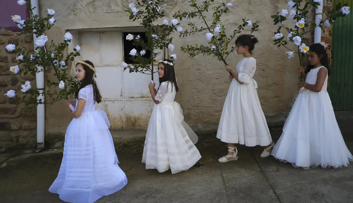 Las Doncellas (gadis) berpakaian putih saat ambil bagian dalam ziarah The Maidens di Sorzano, Spanyol, 15 Mei 2022. Menurut tradisi kuno, ziarah The Maidens bertujuan untuk menghormati musim semi dan kesuburan wanita. (AP Photo/Alvaro Barrientos)