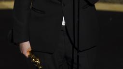 Aktor Joaquin Phoenix menyampaikan pidato saat menerima piala Oscar 2020 pada ajang Academy Awards ke-92 di Dolby Teater, Los Angeles (9/2/2020). Joaquin mengalahkan Adam Driver di Marriage Story dan Leonardo DiCaprio di film Once Upon a Time in Hollywood!. (AP Photo/Chris Pizzello)