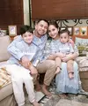 Raffi Ahmad dan Nagita Slavina jadi salah satu keluarga artis Indonesia yang mengenakan baju Lebaran bernuansa kehijauan. Nagita tampil cantik dengan lace dress bernuansa hijau kebiruan, sedangkan Raffi Ahmad, Rafathar, dan Cipung tampil kompak mengenakan atasan kemeja biru bermotif garis. Foto: Instagram.