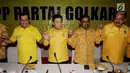 Ketua Umum DPP Golkar Setya Novanto (ketiga kanan) mengangkat tangan saat akan memimpin rapat pleno di Gedung DPP Golkar, Jakarta, Rabu (11/10). Setya Novanto juga telah memenangkan sidang praperadilan terkait kasus e-KTP. (Liputan6.com/Johan Tallo)