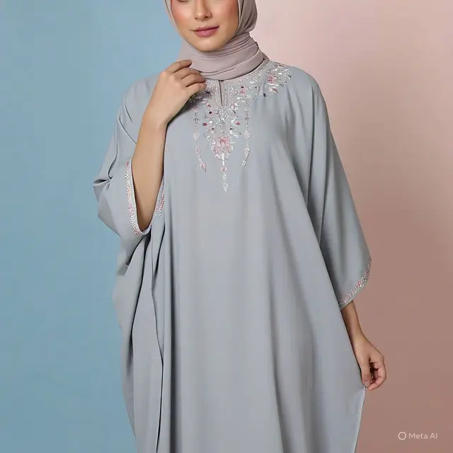 Model Kaftan Polos dengan Aksen Bordir