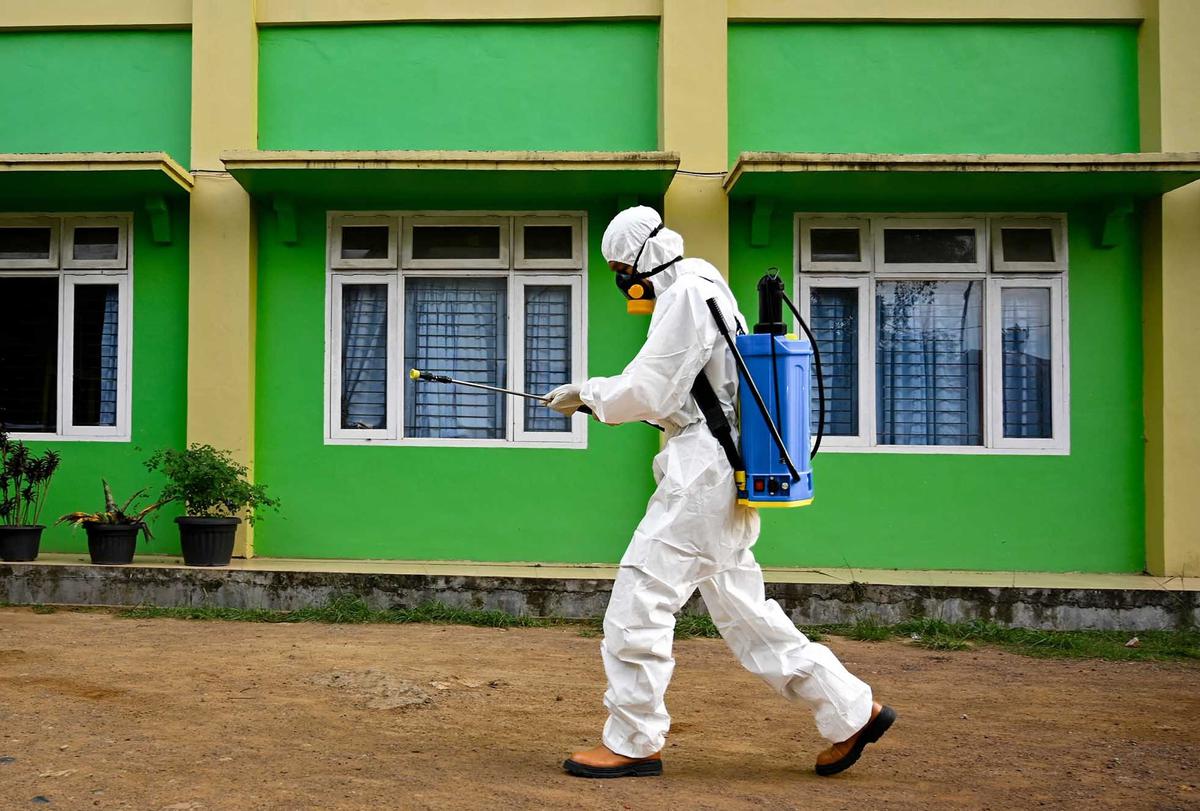 FOTO: Pencegahan Dini Flu, BPBD Aceh 'Cuci' Asrama Sekolah dengan Disinfektan