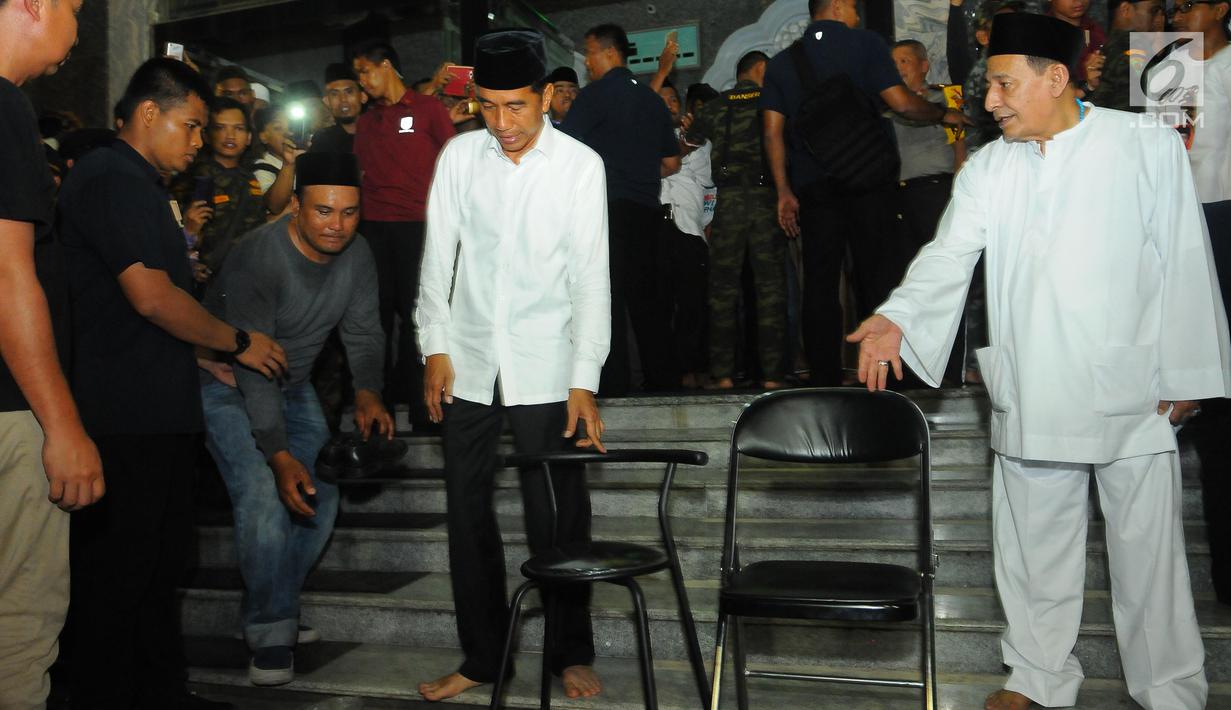 Capres nomor urut 01 Joko Widodo atau Jokowi (kiri) bersama Habib Luthfi bin Yahya (kanan) usai menjalankan ibadah dalam kampanye terbuka di Alun-Alun Brebes, Jawa Tengah, Kamis (4/4). Jokowi menargetkan kemenangan lebih dari 80 persen di Brebes. (Liputan6.com/Angga Yuniar)