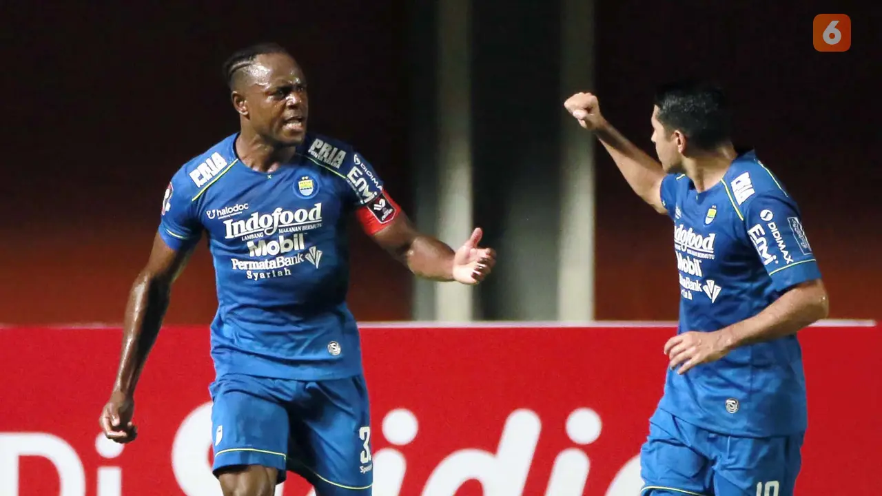 FOTO: PS Sleman Imbangi Persib Bandung 1-1 di Babak Pertama - Victor Igbonefo; Esteban Vizcarra