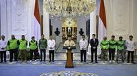 Presiden Prabowo Subianto menyampaikan keterangan pers terkait kebijakan pemberian THR dan Gaji ke-13 bagi Aparatur Negara, termasuk ASN, PPPK, Hakim, prajurit TNI-Polri, serta para pensiunan di Istana Merdeka, Jakarta, pada Selasa, 11 Maret 2025. (Foto: BPMI Setpres)