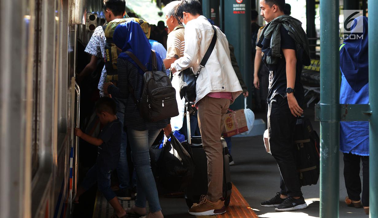 Sejumlah calon penumpang berusaha masuk ke dalam kereta di Stasiun Gambir, Jakarta, JumaKt (31/5/2019). H-5 Lebaran, pemudik mulai memadati Stasiun Gambirdimana Lonjakan penumpang kereta api tujuan berbagai kota di Pulau Jawa diprediksi terjadi pada 31 Mei dan 1 Juni 2019. (merdeka.com/Imam Buhori)