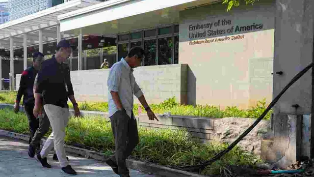 Penjabat (Pj) Gubernur DKI Jakarta Heru Budi Hartono meninjau kondisi trotoar di depan Kedutaan Besar (Kedubes) Amerika Serikat (AS), Jakarta Pusat yang resmi dibuka pada Jumat 9 Juni 2023 malam lalu (Pemprov DKI Jakarta)