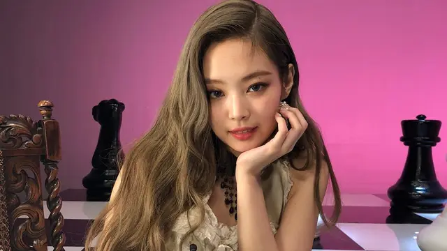 [Bintang] Fans Panik Jennie BLACKPINK Cedera Saat Konser