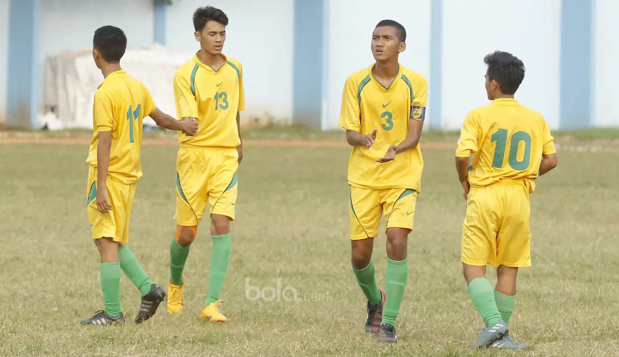 Kapten Persija U-17, Ilham Hidayat, menyemangati rekannya saat laga melawan PCM di Stadion Cendrawasih, Jakarta, Senin, (24/7/2017). Persija Muda gagal lolos fase grup Piala Suratin setelah bermain imbang 1-1 melawan PCM. (Bola.com/M Iqbal Ichsan)