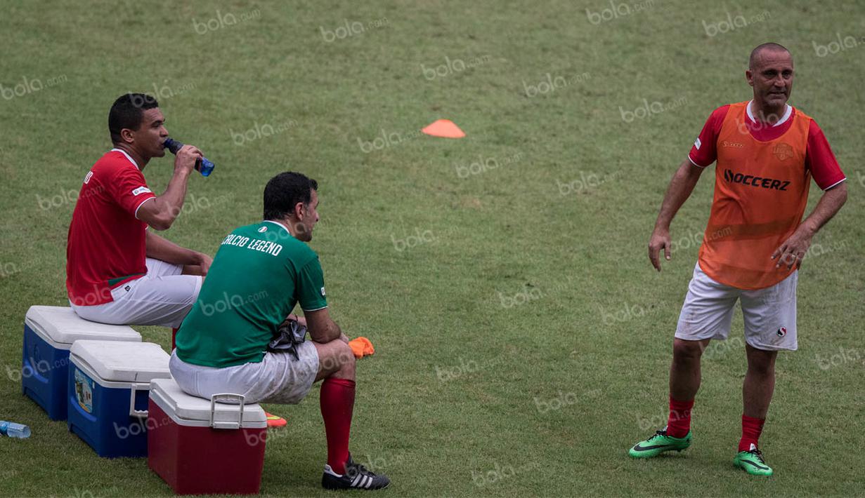 Para pemain Calcio Legend beristirahat usai menjajal lapangan di SUGBK, Jakarta. Latihan yang digelar Calcio Legend selama kurang lebih satu jam berlangsung santai. (Bola.com/Vitalis Yogi Trisna)