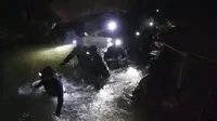 Tim penyelamat Thailand menyeberangi kompleks gua di mana 12 anak laki-laki dan pelatih sepak bola mereka hilang di Mae Sai, provinsi Chiang Rai, Thailand utara. (Tham Luang Rescue Operation Center via AP)