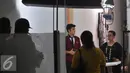 Pemain sinetron High School Love Story Rizky Nazar (kiri) sedang beradu akting dengan TJ di lokasi syuting Studio MD, jakarta, Kamis (20/8/2015). Sinetron HSLS sudah tayang sejak 10 Agustus 2015 lalu di SCTV. (Liputan6.com/Herman Zakharia)