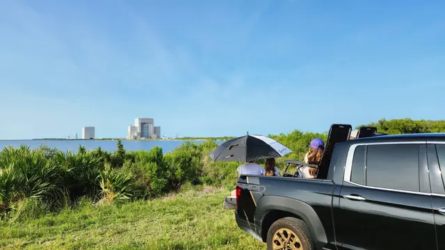 Warga Florida AS ramai-ramai memadati pantai Cape Canaveral untuk mengabadikan peluncuran Satelit Satria-1 milik Indonesia dari markas SpaceX