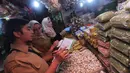 Disperindag Tangerang Selatan melakukan inspeksi mendadak (sidak) di sejumlah pasar dan supermarket kawasan BSD, Selasa (15/5). Sidak tersebut untuk mengecek ketersediaan dan kestabilan harga stok pangan menjelang bulan Ramadan. (Merdeka.com/Arie Basuki)