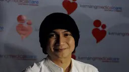 Anji berpose dengan anak keempatnya yang diberi nama Sigra Umar Narada, Jakarta, Sabtu (11/4/2015). Berat anak ke-4 Anji 3,49kg dan panjang 49cm lahir melalui proses sesar (Liputan6.com/Andrian M Tunay) 