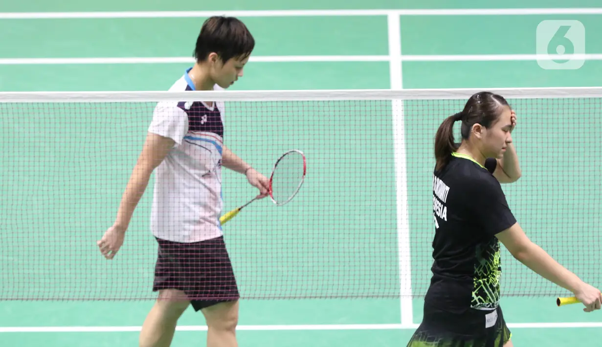 Pebulutangkis Indonesia, Melati Daeva Oktavianti (kanan) usai melawan Lee Yang/Yang Ching Tun (China Taipei) pada babak kedua ganda campuran Indonesia Masters 2020 di Istora GBK, Jakarta, Kamis (16/1/2020). Praveen/Melati unggul 20-22 21-12 21-12. (Liputan6.com/Helmi Fithriansyah)