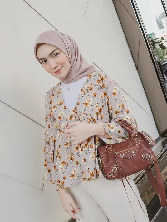 Melody Prima pun tak khawatir, pasalnya sang suami, Tommy, selalu bersedia membantunya. Kerap kali Tommy membantu Melody untuk menjaga dan memandikan buah hatinya. (Instagram/melodyprima)