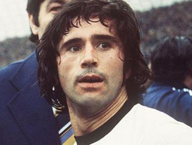 Gerd "Der Bomber" Müller, lahir di Nördlingen, Jerman, 3 November 1945 adalah mantan pemain sepak bola Jerman Barat. Ia mengoleksi 365 gol dalam 427 penampilan di Bundesliga, ia adalah salah satu pemain tersukses pada masanya.(Bayernnews.org)