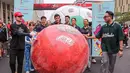 Sejumlah artis SCM dan juga Abang None Jakarta membawa sebuah bola raksasa dalam rangkaian acara Trophy Experience saat Hari Bebas Kendaraan Bermotor , Minggu (15/10/2023). Emtek Grup secara resmi menjadi pemegang hak siar dan menyajikan tayangan yang ciamik untuk seluruh pertandingannya. (Bola.com/Bagaskara Lazuardi)