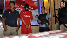 Tersangka kurir narkoba saat dihadirkan pada rilis narkoba di Patwal  Simpanglima Semarang, Minggu ( 17/3). Unit Satuan Narkoba Polsek Pedurungan Semarang menangkap kurir narkoba dengan barang bukti 1,3 kg sabu-sabu. (Liputan6.com/Gholib)