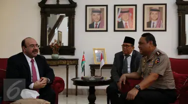 Wakapolri Komjen Syafruddin dan Dubes Yordania untuk RI, Walid Abdel Rahman Jaffal Al-Hadid melakukan pertemuan di Kedubes Yordania, Jakarta, Senin (28/11). Kedatangan Syafruddin guna meningkatkan kerjasama dalam bidang keamanan (Liputan6.com/Johan Tallo)