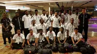 Timnas Fiji saat transit di Singapura dalam perjalanan menuju Indonesia. (Bola.com/Dok. FA Fiji)
