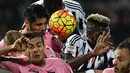 Pemain Juventus, Paul Pogba (2kiri) berebut bola dengan para pemain Palermo pada laga lanjutan Liga Italia Serie A di Stadion Renzo Barbera, Palermo, Senin (30/11/2015) dini hari WIB .  (AFP Photo/Gabriel Bouys)