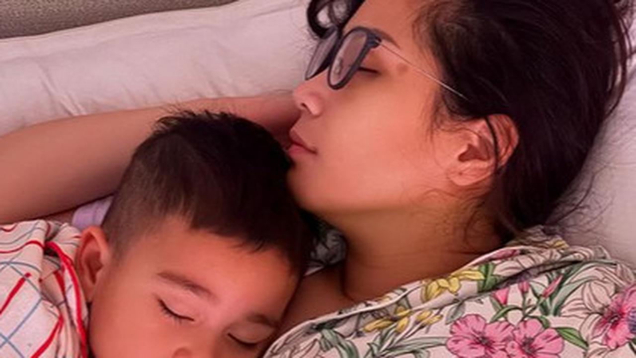 Potret Nagita Slavina Tidur Pakai Kacamata Bareng Rayyanza, Kecantikan Dipuji - Netizen Penasaran Siapa yang Upload
