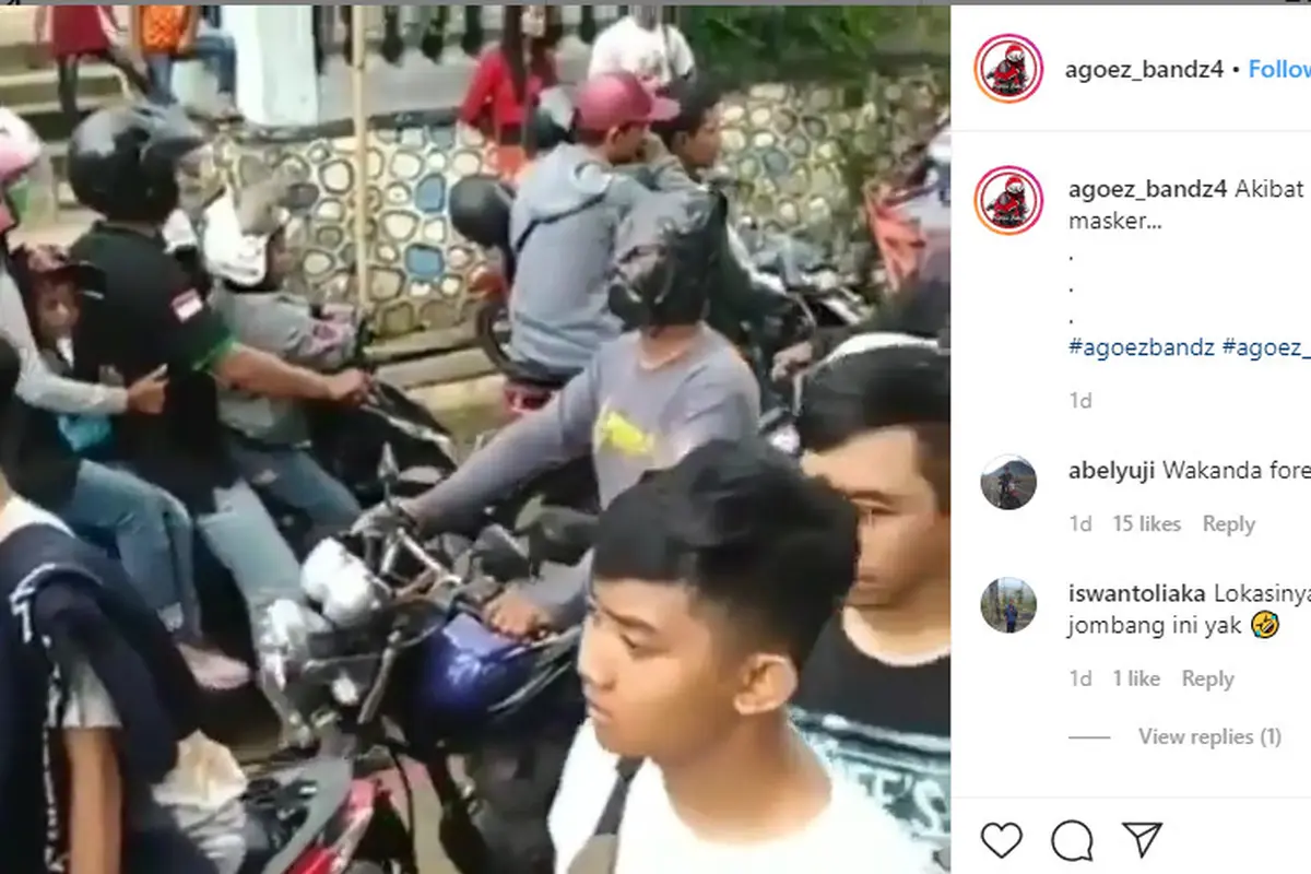 Pengendara menggunakan plastik